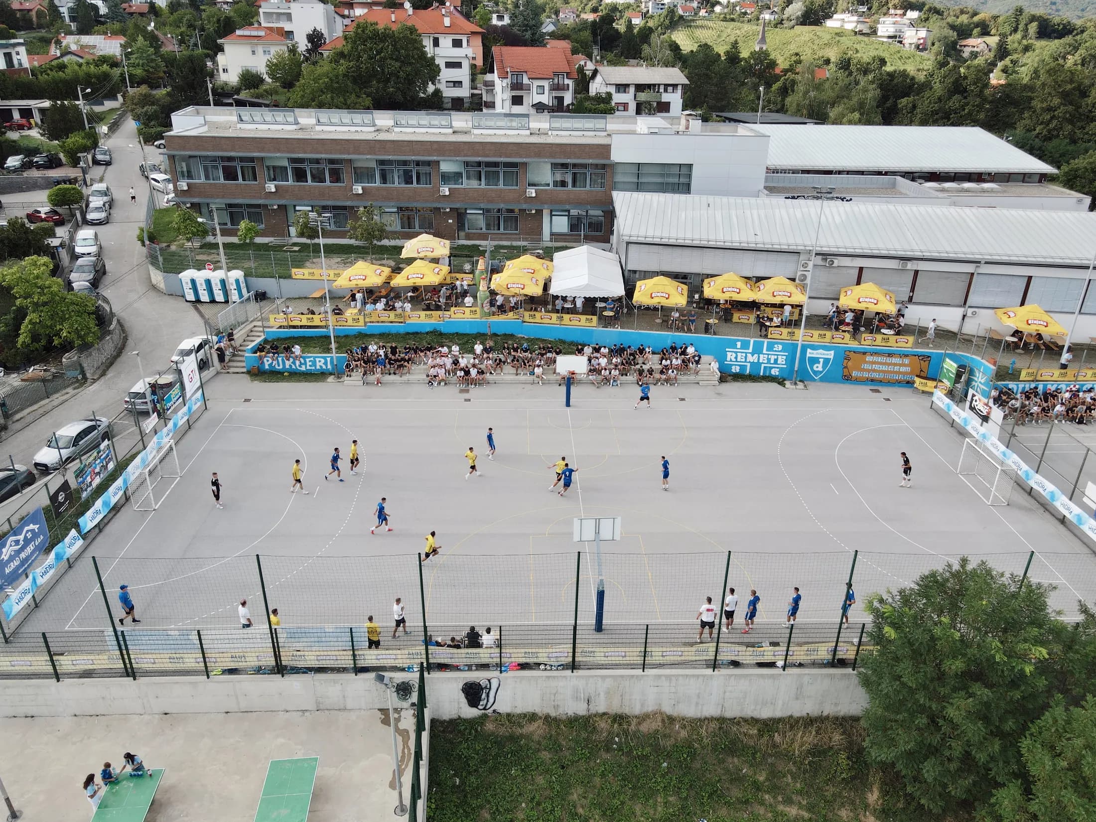 Pogled iz zraka na OŠ Remete i sportske terene