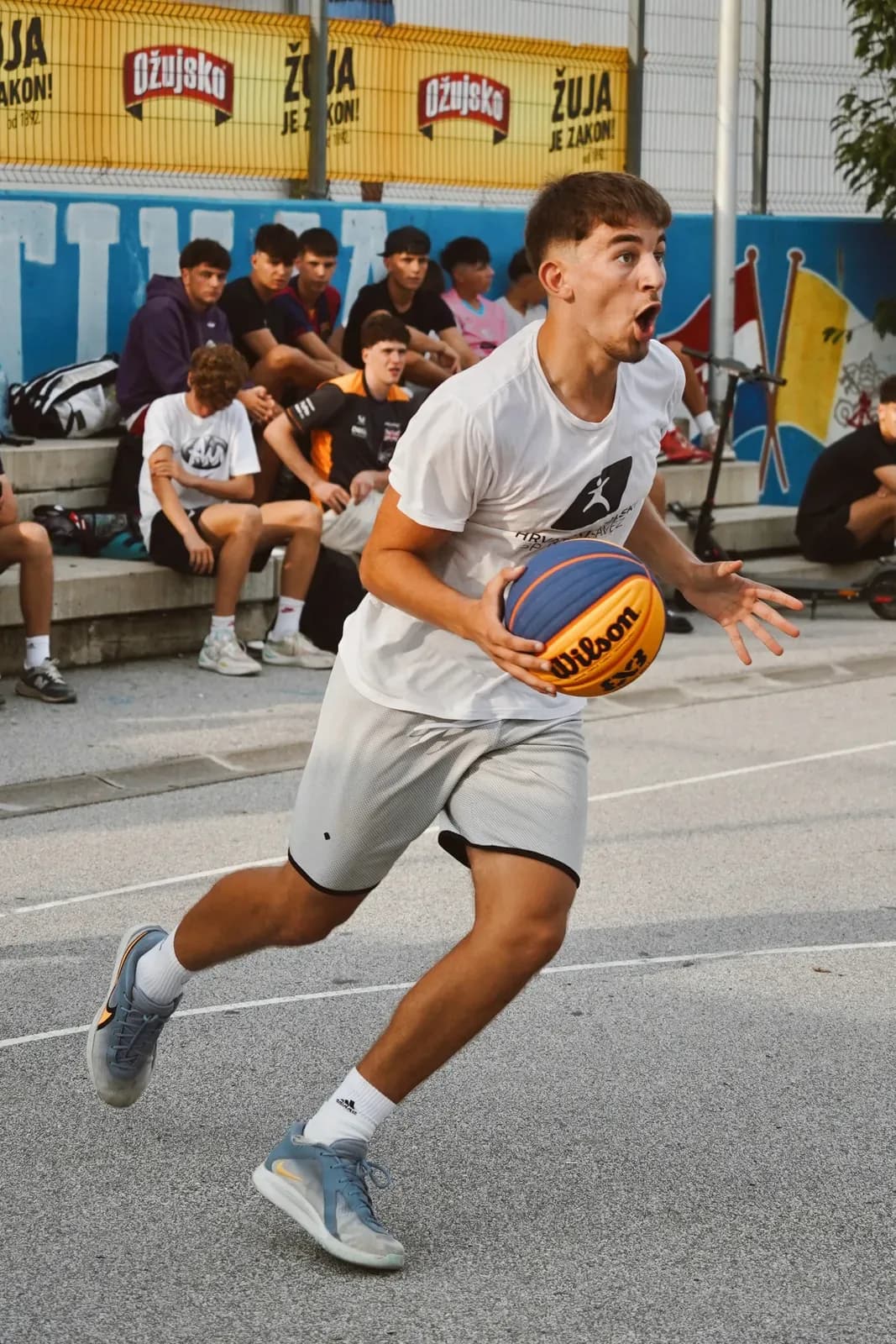 Igrač vodi loptu na košarkaškom haklu 3 na 3